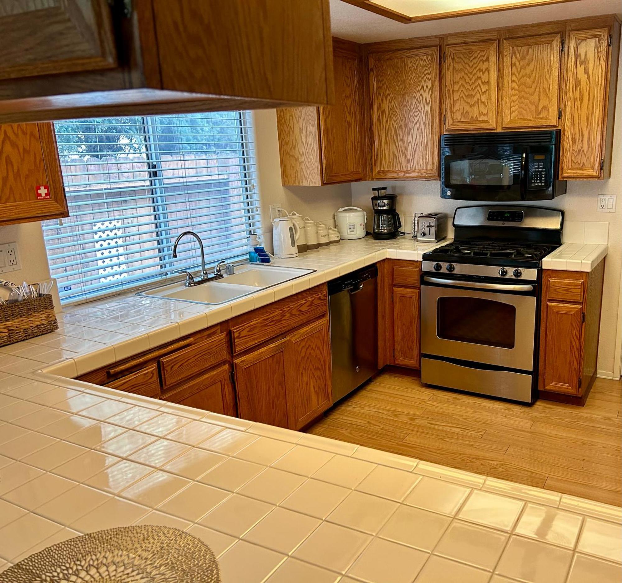 Golden Saddle Suite With Tv And Private Bathroom Хемет Экстерьер фото